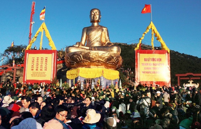 Hàng ngàn Phật tử tụ hội về lễ hội Yên Tử 2017